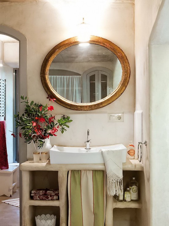 Betonowa zabudowa w łazience w stylu śródziemnomorskim