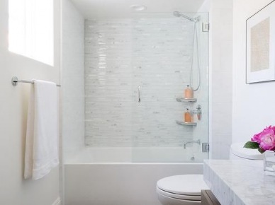 Biała łazienka z oknem i wanną z przezroczystym przeszkleniem (55097)