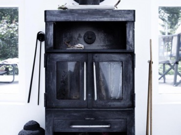 czarny, żeliwny kominek w salonie czy sypialni jest nie tylko przydatny, ale i ozdobny. Można go zabudować, zawiesić...