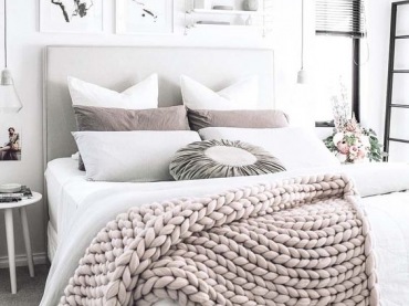 Aranżacja sypialni jest bardzo przytulna i pełna romantycznego klimatu. Zapewniają go pastelowe dodatki oraz miękkie...
