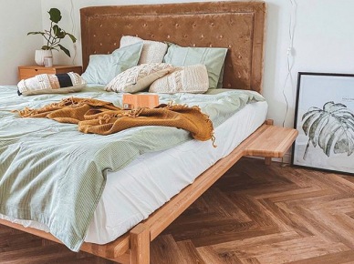Drewniane łóżko z pikowanym wezgłowiem w aranżacji eklektycznej sypialni (56740)