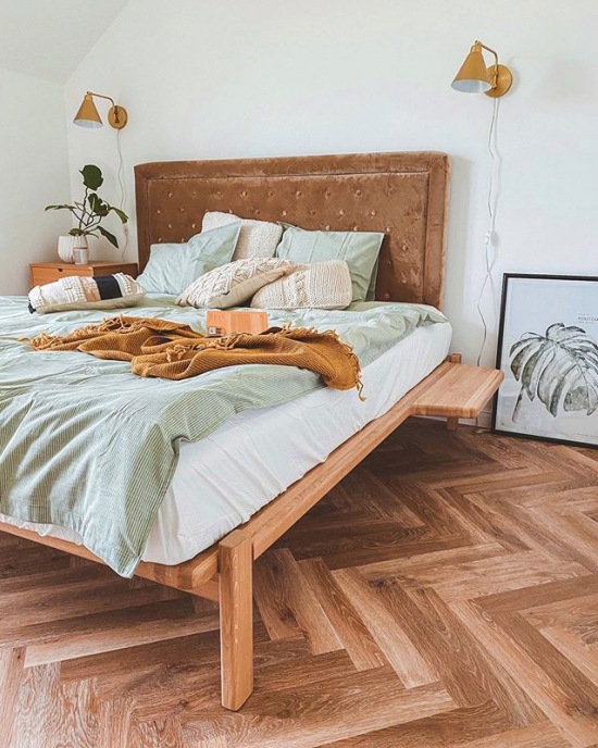 Drewniane łóżko z pikowanym wezgłowiem w aranżacji eklektycznej sypialni