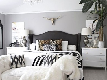 Aranżacja sypialni wygląda naprawdę ciekawie. Biało-szara paleta barw nadaje wnętrzu elegancki charakter. W dość...
