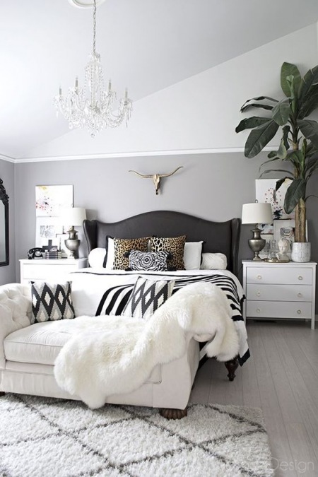 Aranżacja biało-szarej sypialni ze skośnym sufitem