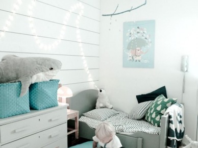 Turkusowe poduszki, kosze i plakaty w białym pokoju dla dziecka (24195)