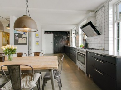 Szaro-grafitowa kuchnia w otwartej przestrzeni mieszkania w stylu industrialnym (26625)