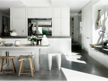 dom subtelny, biały i w naturalnych odcieniach - to przykład, jak delikatnie można zestawiać biały kolor i neutralny,...