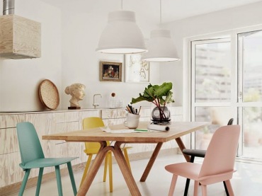 Białe lampy wiszące pendant,drewniany skandynawski stół,żółte, różowe i mietowe krzesła w kuchni (28311)