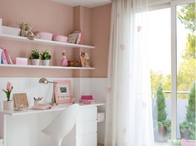 Białe biurko przy różowej ścianie z półkami (19888)