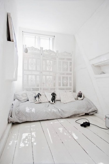 Biała sypialnia z marokańskim parawanem
