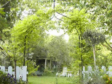 uroczy biały domek w Anglii z romantyczną oranżerią i altaną w ogrodzie - warto obejrzeć swobodne kompozycje roślin i dekoracji....