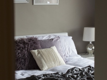 Elegancki charakter sypialni podkreślają trafnie dobrane dodatki. Srebrne nóżki od lampek nocnych czy kolorystycznie...