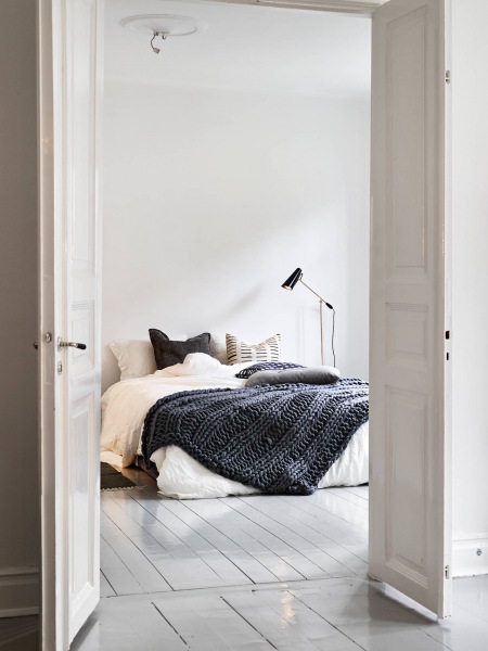 Biało-czarna sypialnia w stylu skandynawskim
