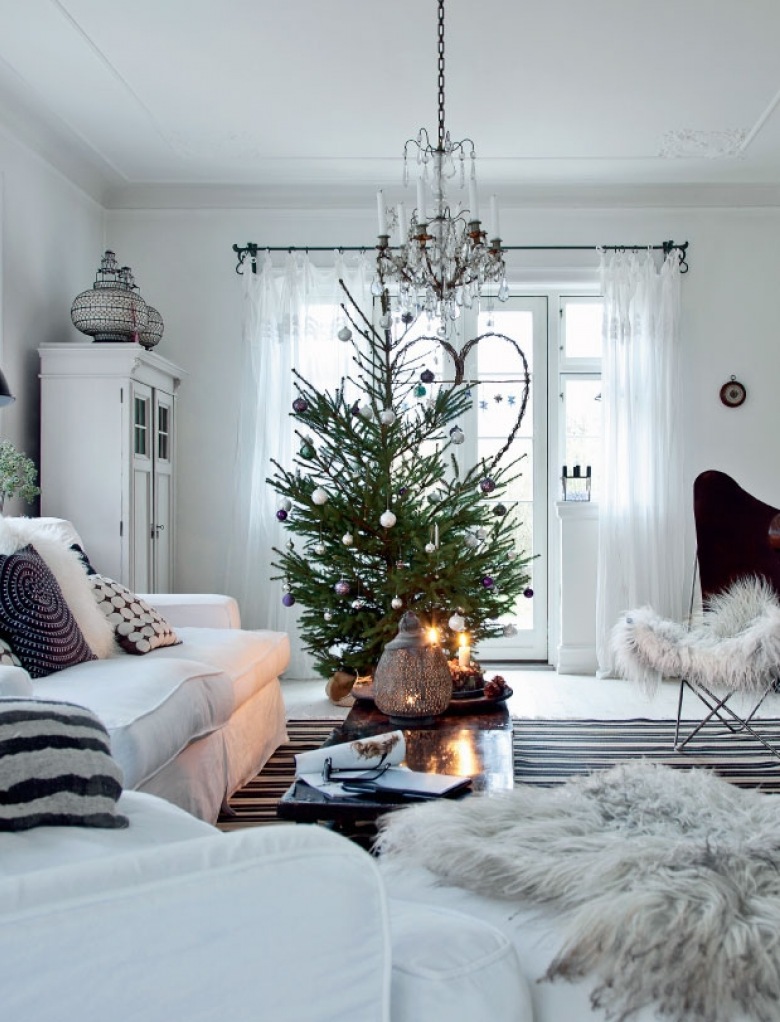 Tradycyjne świąteczne inspiracje w domu wypełnionym światłem i bielą (41039)