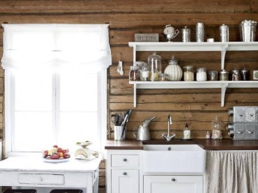 Drewniane ściany,białe półki i szafki skandynawskie,biały stół z szufladą i szare taborety industrialne (27054)