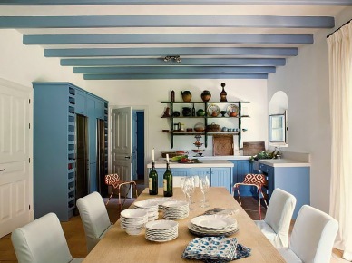 typowy , hiszpański dom nad morzem - drewniane, niebieskie meble i stropowe belki, to symbol rustykalnych, śródziemnomorskich wnętrz. zawsze zadziwia mnie połączenie koloru niebieskiego z zielonym, co właśnie charakteryzuje Hiszpanię - to typowa , hiszpańska...