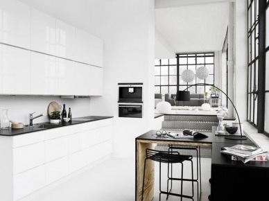 Nowocześnie i minimalistycznie w białej kuchni z czarnym stołem i metalowymi krzesłami (25235)