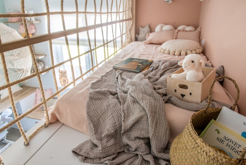 Łóżko dziecięce na antresoli w różowej aranżacji