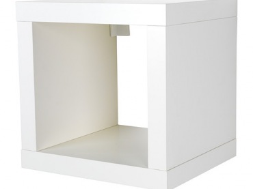Biała półka o kwadratowym kształcie idealnie komponuje się z meblami w skandynawskim stylu.