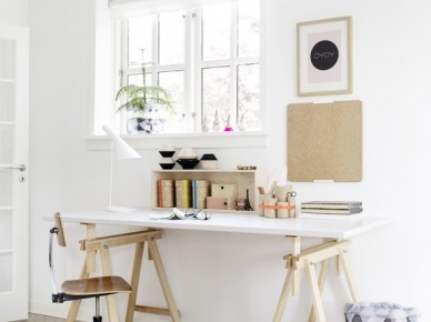 Skandynawskie białe biurko na drewnianych kozłach,drewniane nowoczesne krzesło na metalowym krzyżaku i korkowe detale w aranzacji prostego domowego biura, (26133)