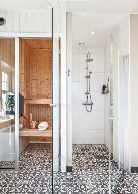 Biała łazienka i sauna połączone płytkami azulejos
