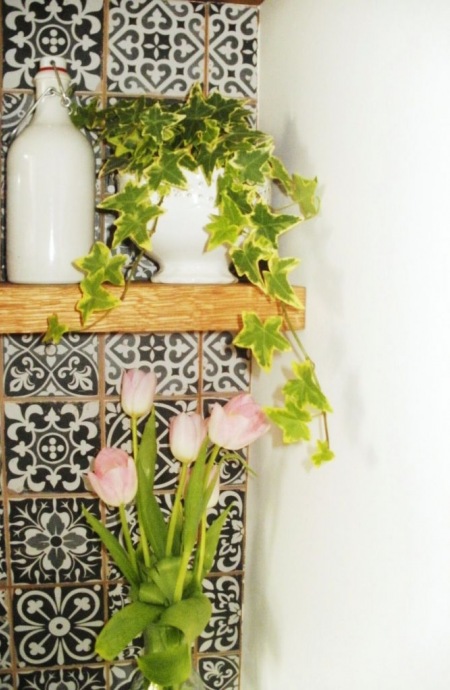 Różowe tulipany,wiosenne aranzacje z kwiatami w kuchni,marokańska płytka na scianie w kuchni,
