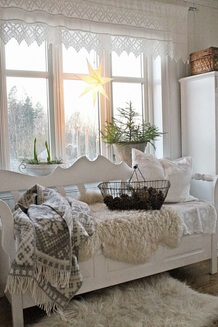 Puszysty pled i dywan w aranżacji zimowej leżanki w oknie