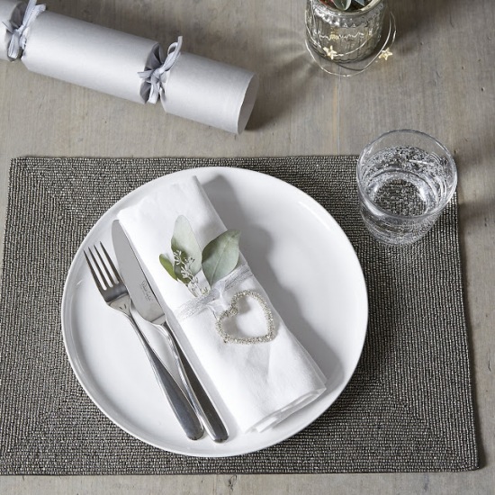 Skromnie i elegancko - biało-szara dekoracja stołu