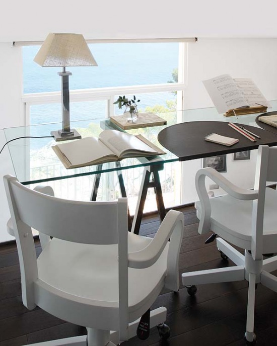 Pokój ze szklanym  biurkiem z widokiem na morze