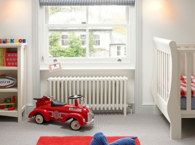 Czerwony dywanik i biało niebieskie rolety w pokoju dziecięcym (19541)