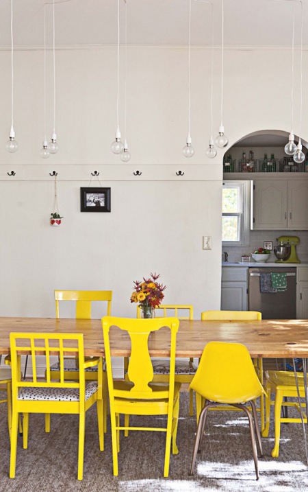 Różne style krzeseł w żółtym kolorze a aranżacji białej kuchni