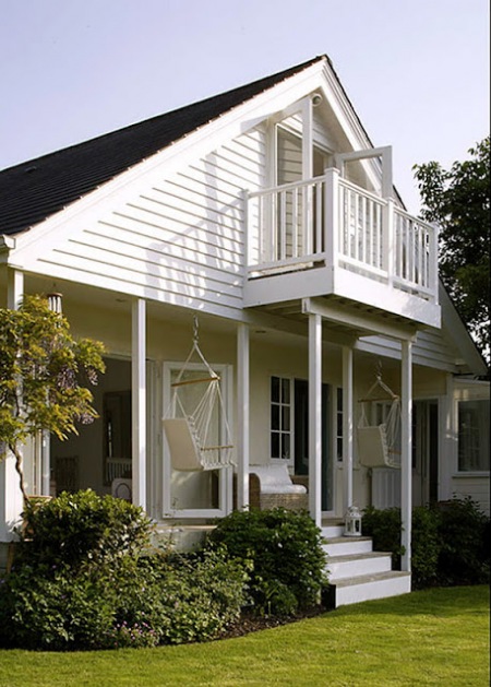 Idealny letni drewniany biały dom