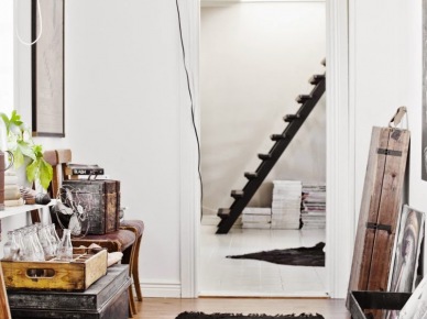Srebrny kinkiet nowoczesny,czarny tkany dywanik,drewniane skrzynki,czarne schody i brązowe walizki vintage (26342)