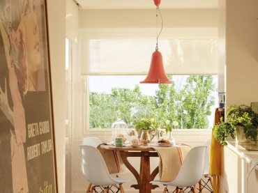 salon otwarty z kuchnią i balkonem, to przykład aranżacji w eklektycznym stylu - mamy tu mieszankę stylów, ale bardzo...