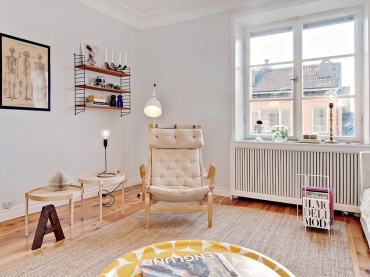 To mieszkanie w Sztokholmie ma idealny rozkład. Na pierwszym zdjęciu widać, że z przedpokoju wchodzimy do...