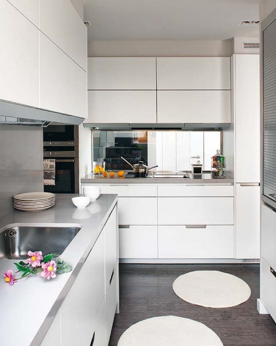 Biale geometryczne szafki w aranżacji nowoczesnej kuchni