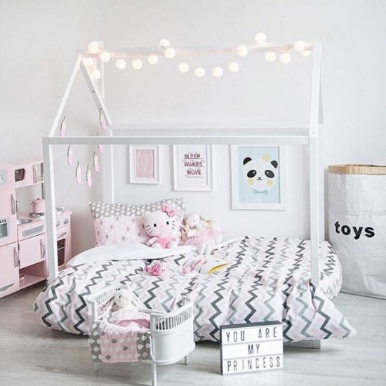 Aranżacja białego pokoju dla dziewczynki z łóżkiem w kształcie domku