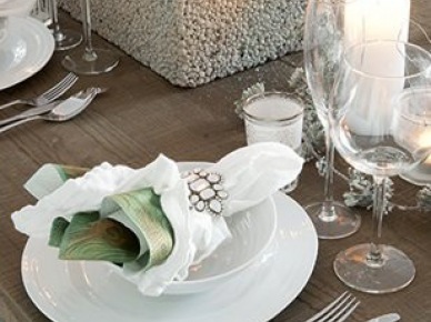 Biało-srebrna dekoracja stołu w jadalni (19696)