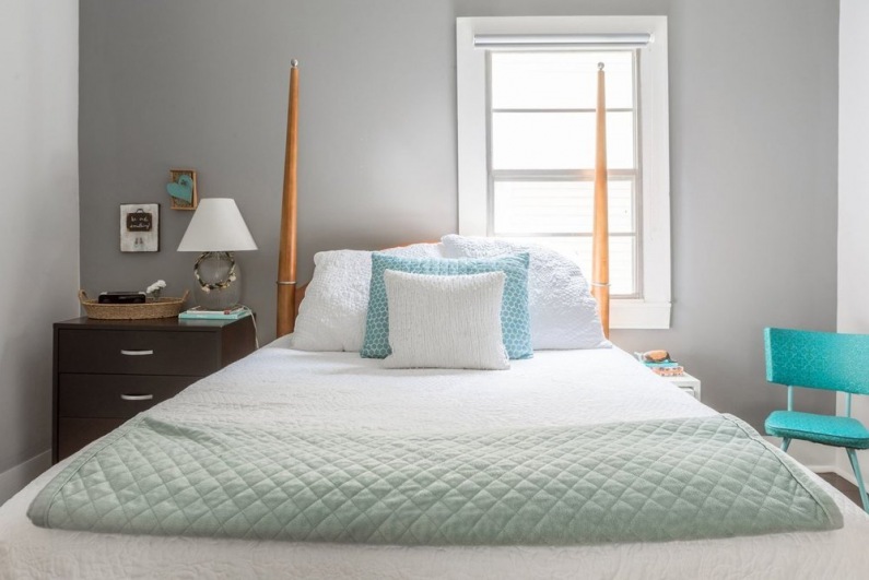Jasna i chłodna sypialnia z drewnianymi elementami sprawia wrażenie niezwykle relaksujacej. Jasnozielone detale dodają...