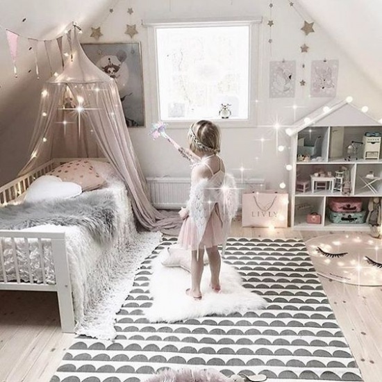 Wzorzysty dywan w pokoju dziecięcym na poddaszu