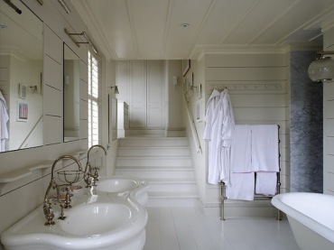 przykład pięknej łazienki, a właściwie pokoju kąpielowego z toaletką. Wysmakowane wnętrze bez nadmiaru mebli i...