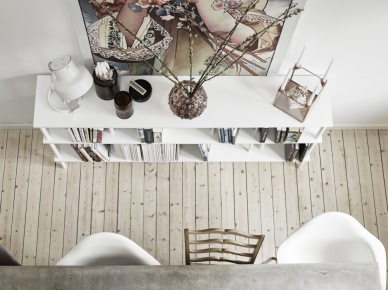 Wąskie deski z naturalnego drewna biała komoda i duży plakat w salonie (28353)