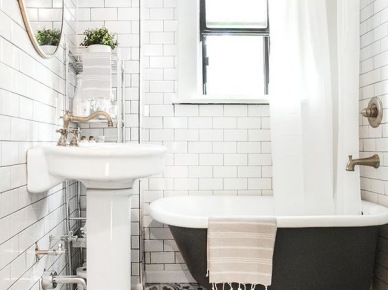 Biała łazienka z czarną wanną i wzorzystą podłogą (52514)