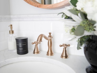 Elegancką aranżację łazienki wzbogacono w niektórych miejscach złotymi elementami retro. Jednym z nich jest ozdobny...
