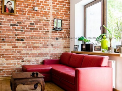 Polska inspirująca aranżacja mieszkania w przedwojennej kamienicy z czerwoną cegłą w salonie