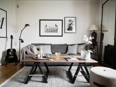 Szara sofa,czarne lampy podłogowe,skandyawski styolik kawowy na kozlach z drewnianym blatem (26554)