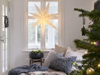 W małym salonie wygospodarowano przytulny kącik do relaksu. Ustawiony pod oknem szezlong prezentuje się bardzo zachęcająco przy choince oraz ze świątecznymi ozdobami w...