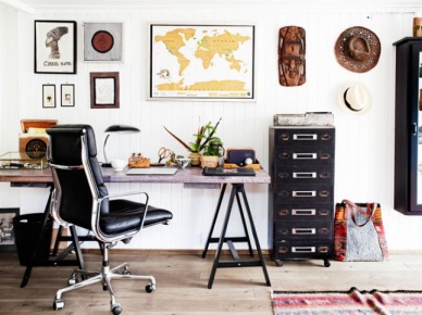 Biurko skandynawskie na kozłach,metalowa wąska i wysoka komoda w czerni i domowa galeria zdjęć i grafik na ścianie w domowym biurze (27692)