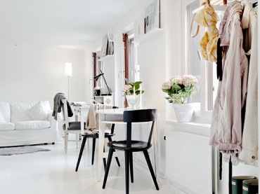 białe mieszkanie, w którym na jednej przestrzeni znalazły się kuchnia z sypialnią i salon z jadalnią - dobry pomysł na zorganizowanie i urządzenie małego mieszkania w bieli i w skandynawskim...