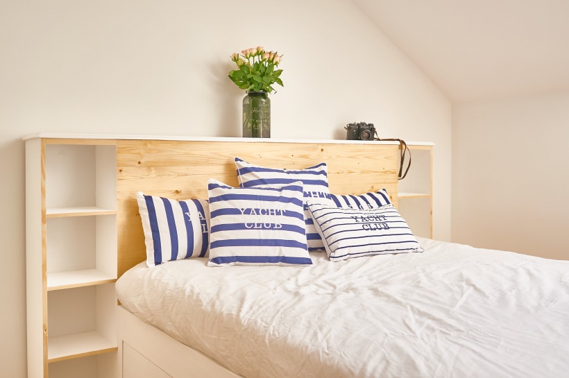 Niebieskie poduszki jako dekoracja w sypialni